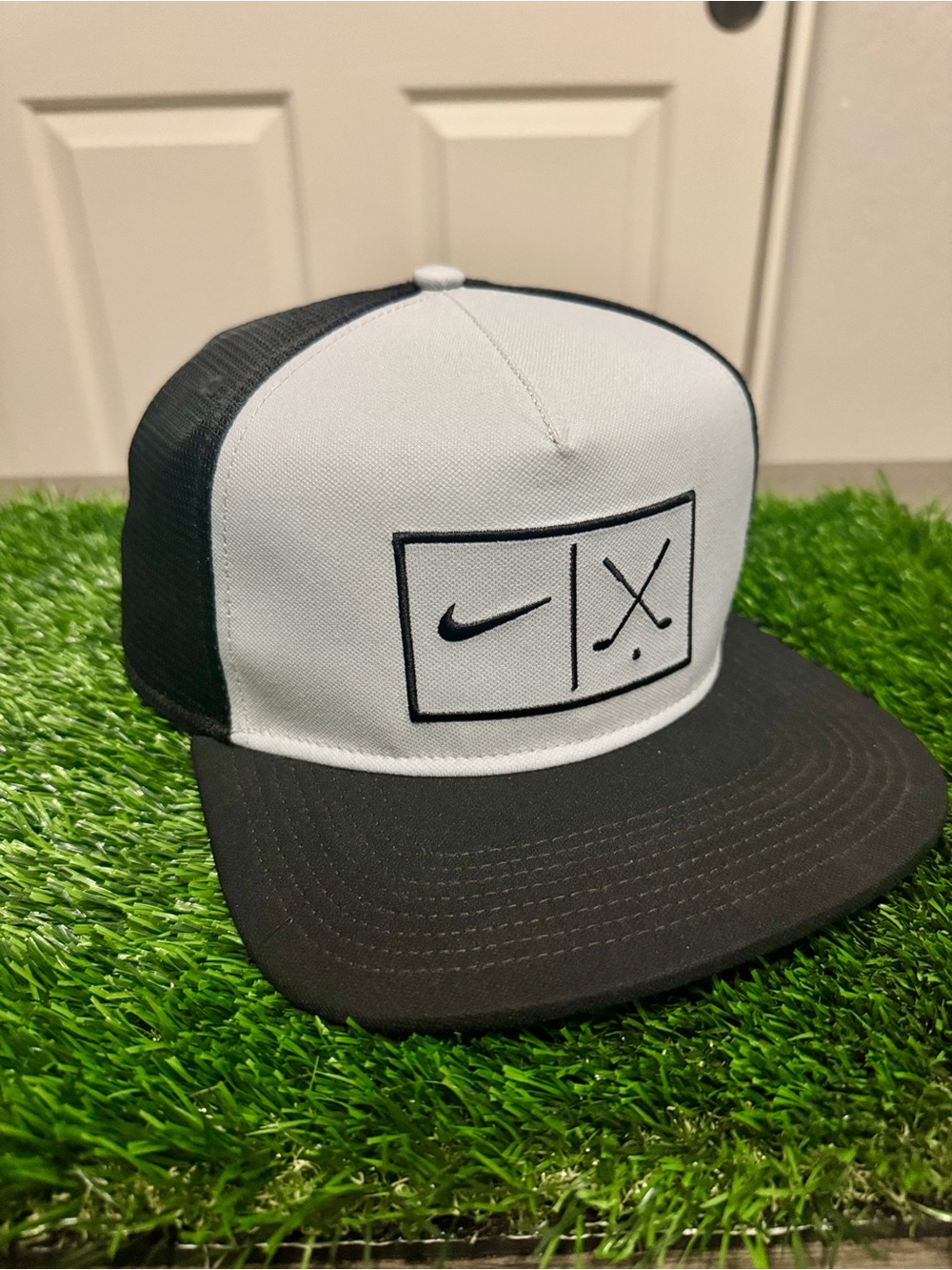 Nike Golf SnapBack Trucker Hat - gray/black